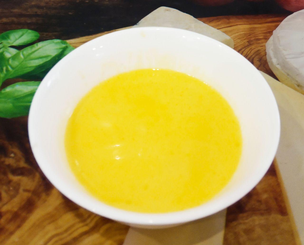 Простое и вкусное печенье с фруктами: Маргарин растапливаем в микроволновой печи или на водяной бане.