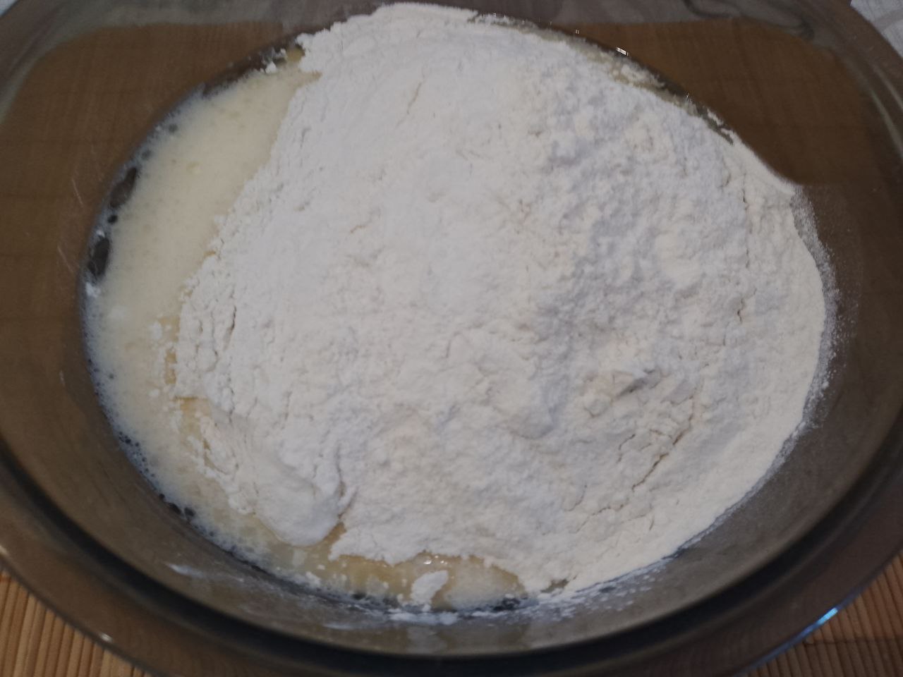 Бублики из дрожжевого теста с мясной начинкой, вкусные и сытные: Муку просеиваем через сито, смешиваем с солью и добавляем частями в смесь.