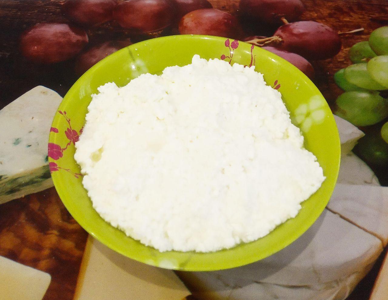 Вкусные и аппетитные сочни с творогом: Творог для начинки тщательно растираем с сахаром и яйцом до однородного состояния.