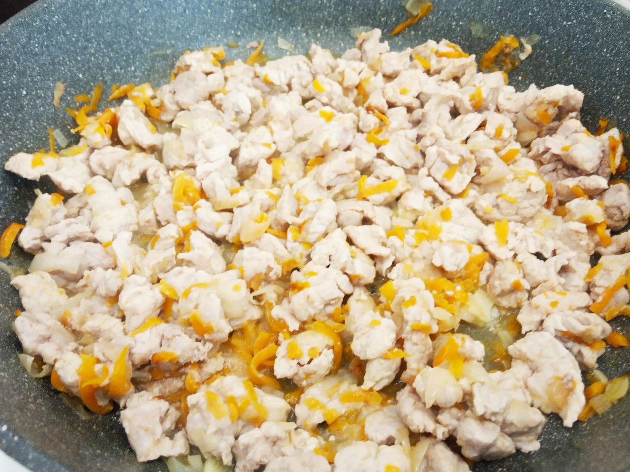 Запеченные помидоры с мясной начинкой и сыром: Выкладываем кусочки мяса, добавляем соль, перец по вкусу и соевый соус. Мясо перемешиваем и обжариваем около