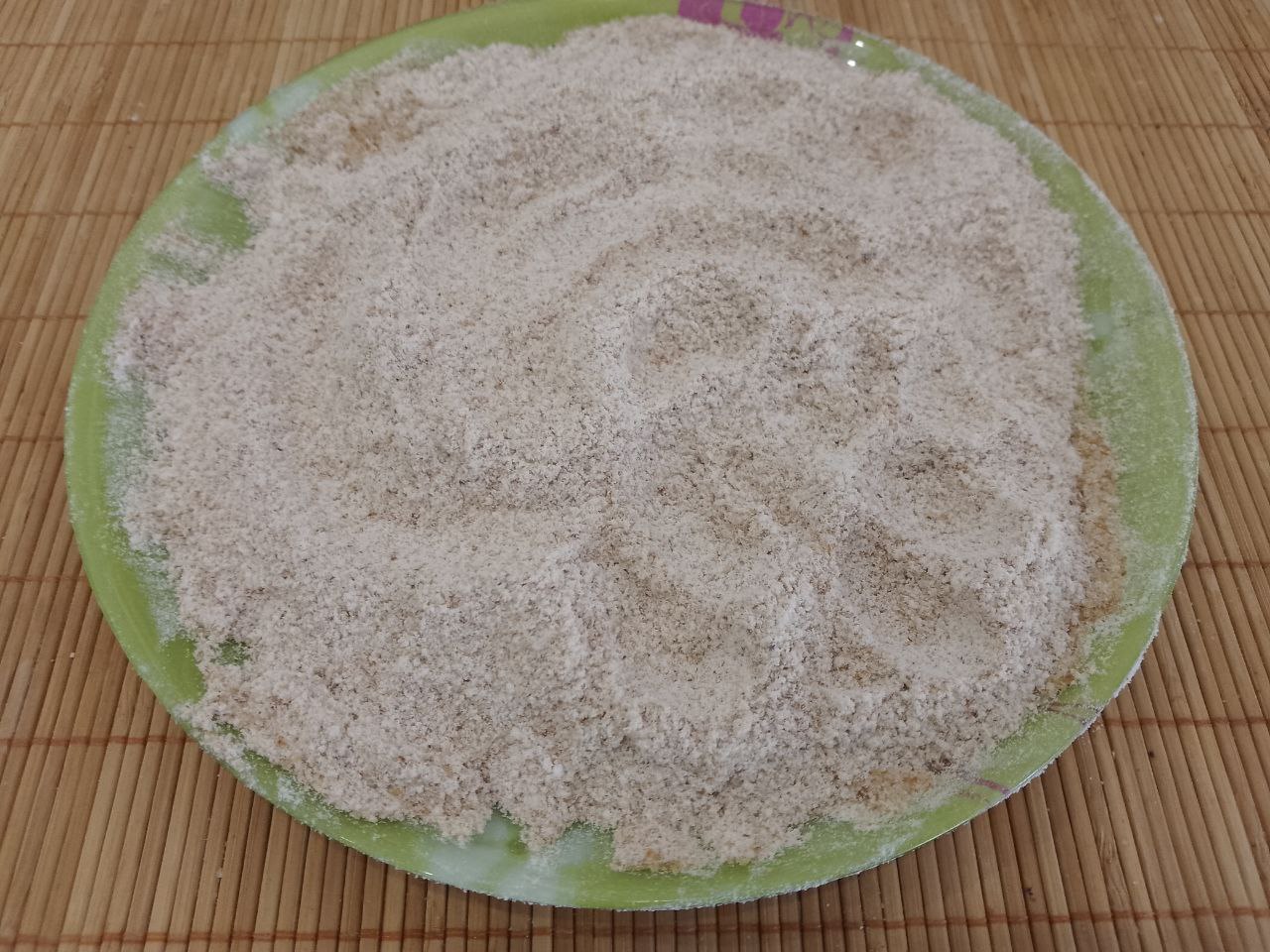 Котлеты из куриного мяса, сочные и аппетитные: В тарелку насыпаем в равных частях панировочные сухари и муку, перемешиваем.