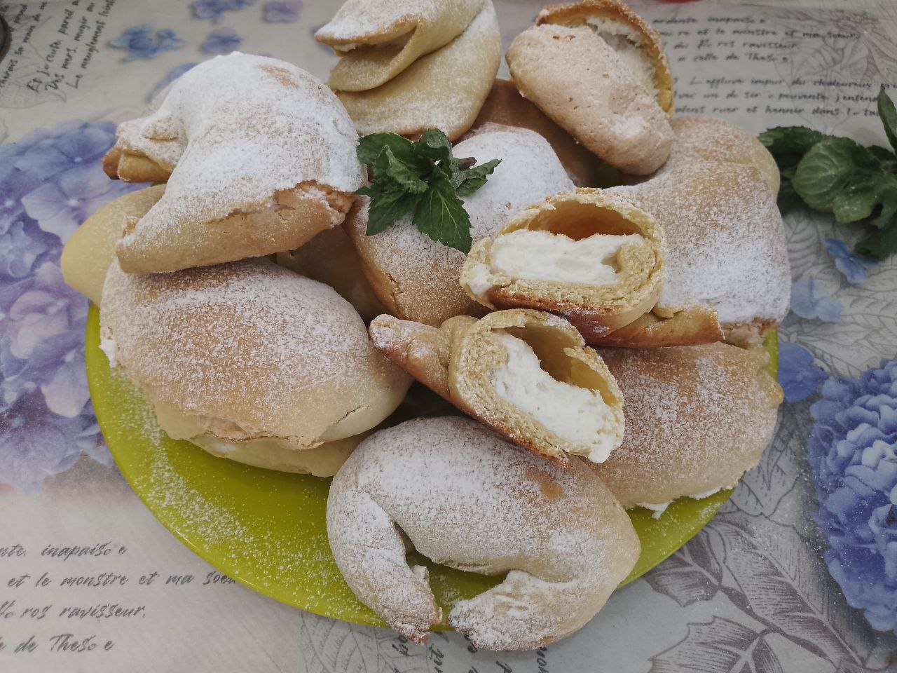 Песочное печенье с белковой начинкой, дополненной крахмалом и кокосовой стружкой: Испеченное печенье выкладываем на поднос, посыпаем сахарной пудрой и охлаждаем.