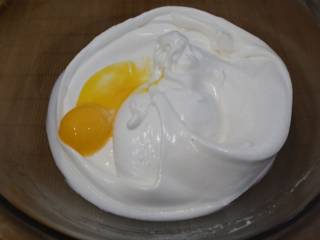 Рецепт домашнего печенья с кунжутом, мягкое и рассыпчатое: Добавляем желтки, перемешиваем.