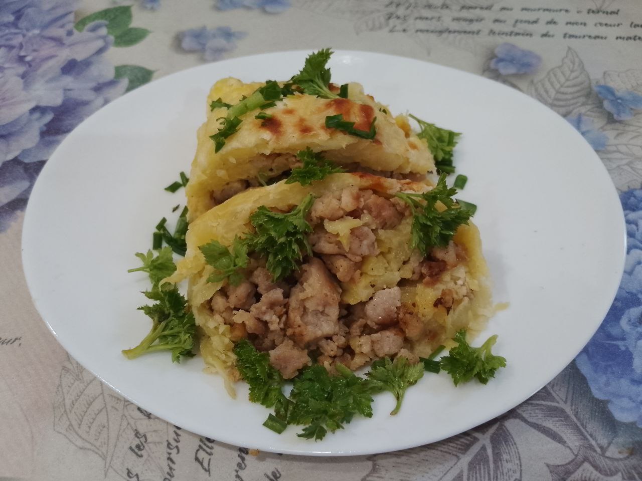 Рулет из тертого картофеля с мясной начинкой, запеченный в духовке