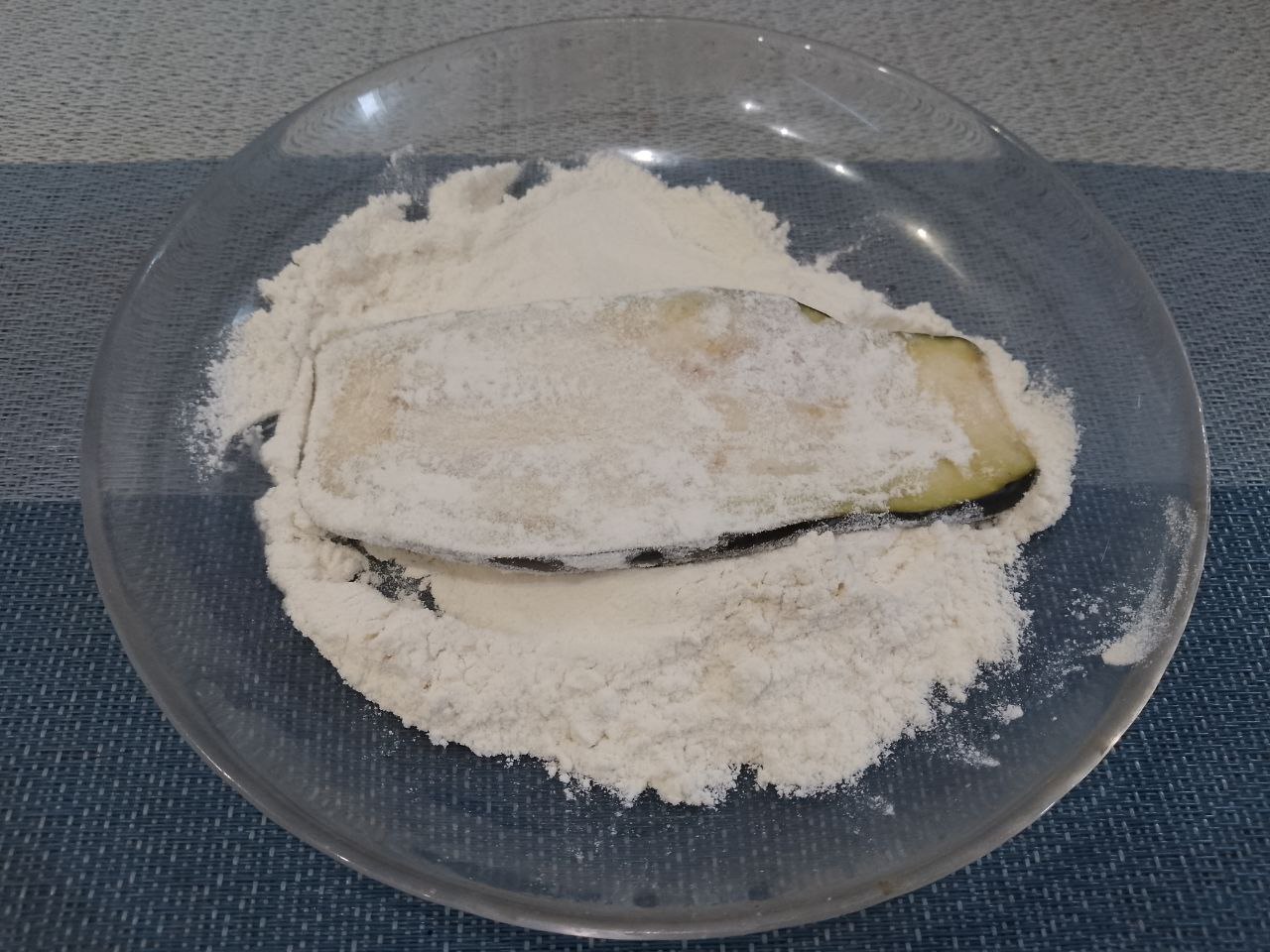 Баклажаны в яичном кляре и панировочных сухарях, с овощами: Баклажаны промываем водой, просушиваем. Насыпаем муку в тарелку и обваливаем баклажаны.