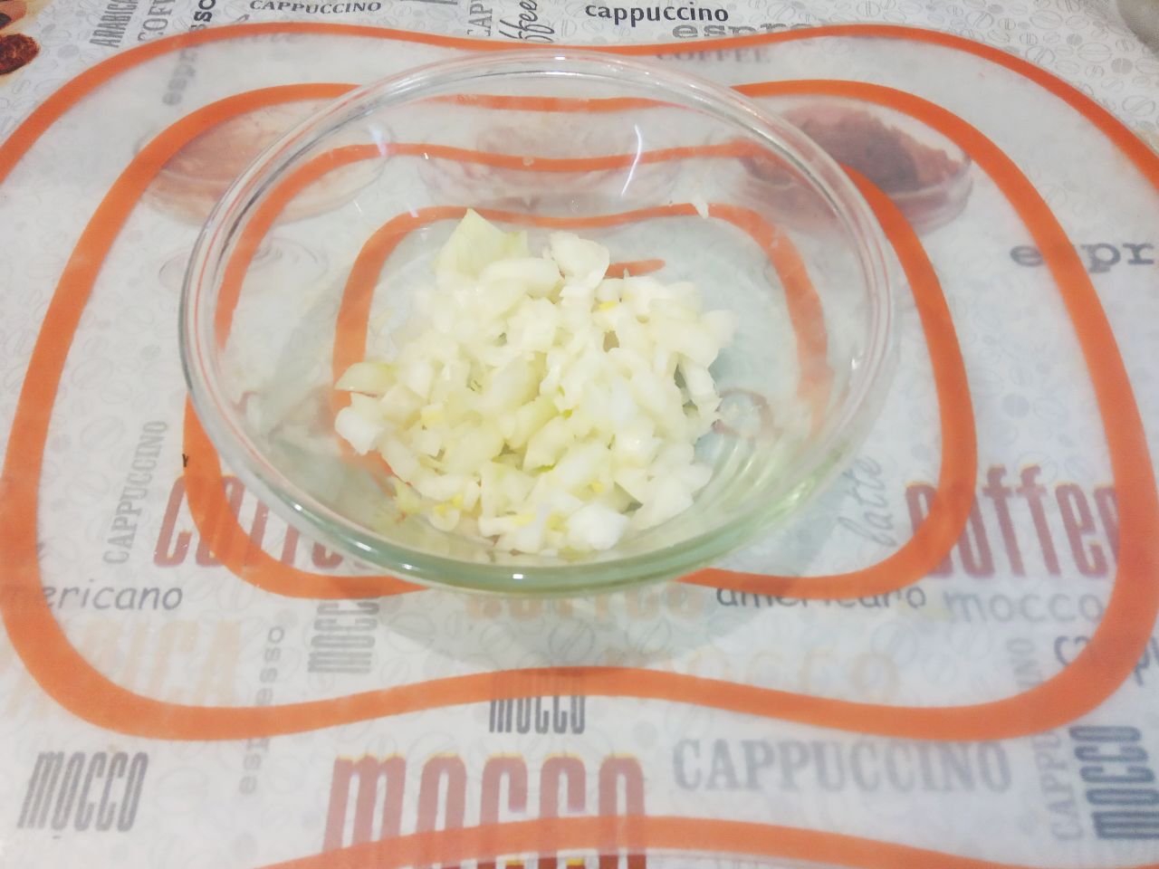 Макаронные гнёзда с фаршем и сыром на сковороде: Лук очищаем от шелухи, промываем, половину лука мелко нарезаем, половину натираем на средней терке. Можно лук