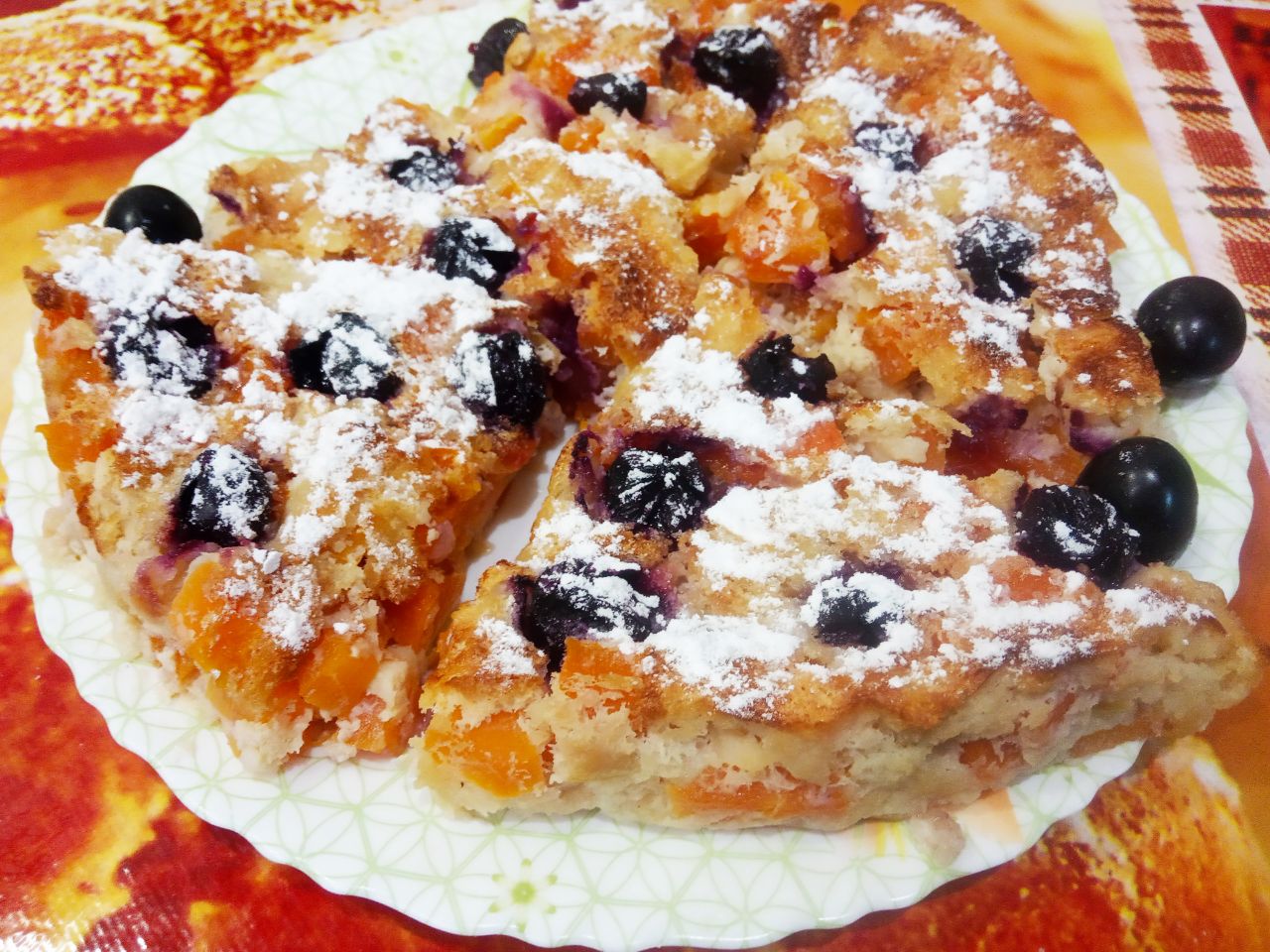 Запеченная тыква с яблоками, виноградом и яйцами, в духовке