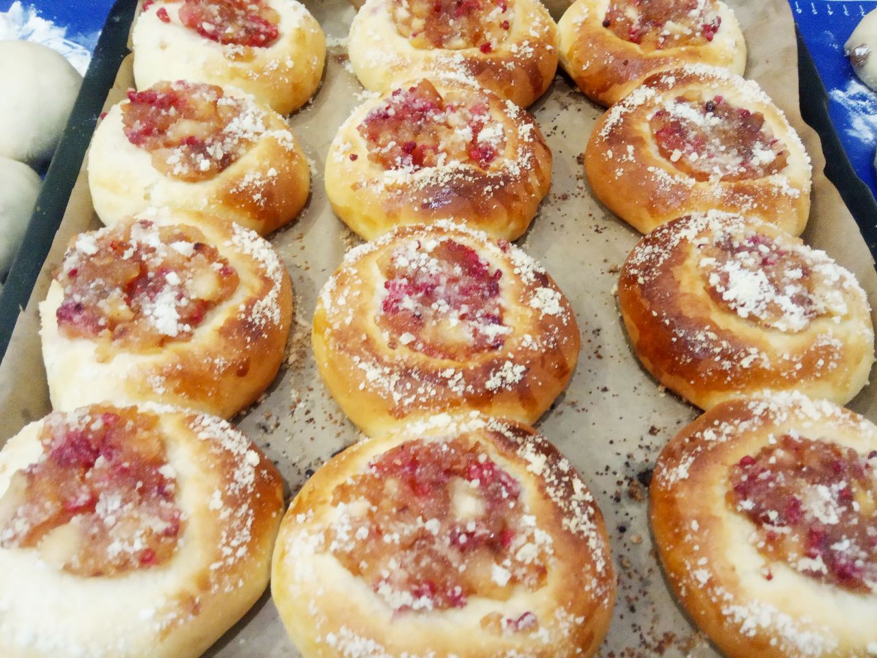 Булочки с начинкой из жареных яблок, изюма и корицы: Разогреваем духовку до 180 С и ставим булочки для выпекания. Выпекаем булочки 25-30 минут до румяного цвета.