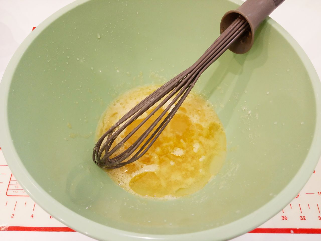 Булочки с изюмом в мучной крошке, воздушные и вкусные: Вливаем растительное масло в яичную смесь, размешиваем.