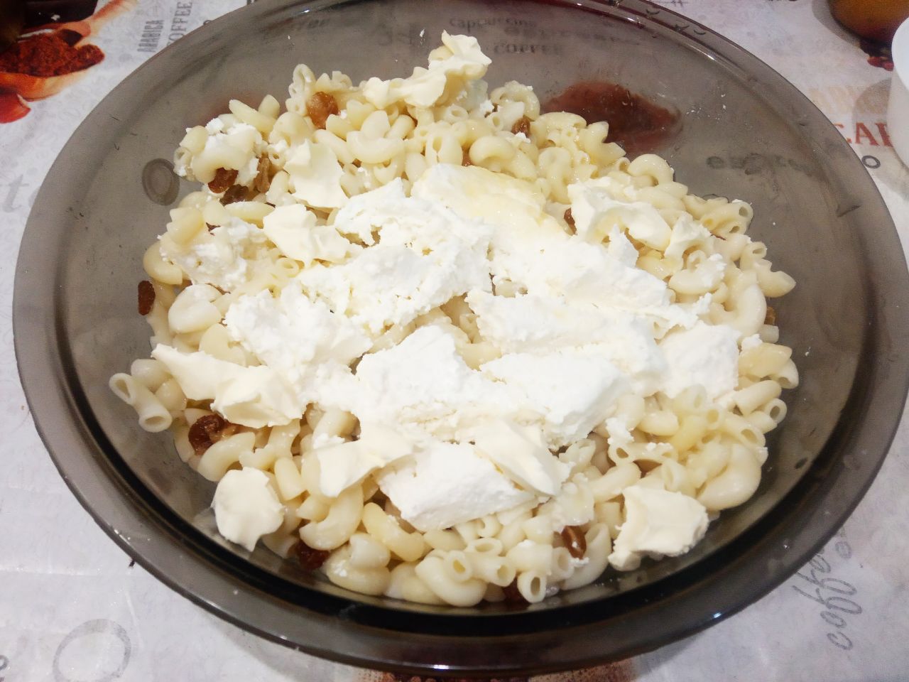 Запеканка из макарон с творогом, изюмом и вишней, просто и вкусно: Соединяем макароны, растертые яйца с сахаром, растопленное сливочное масло, изюм и вишни, тщательно