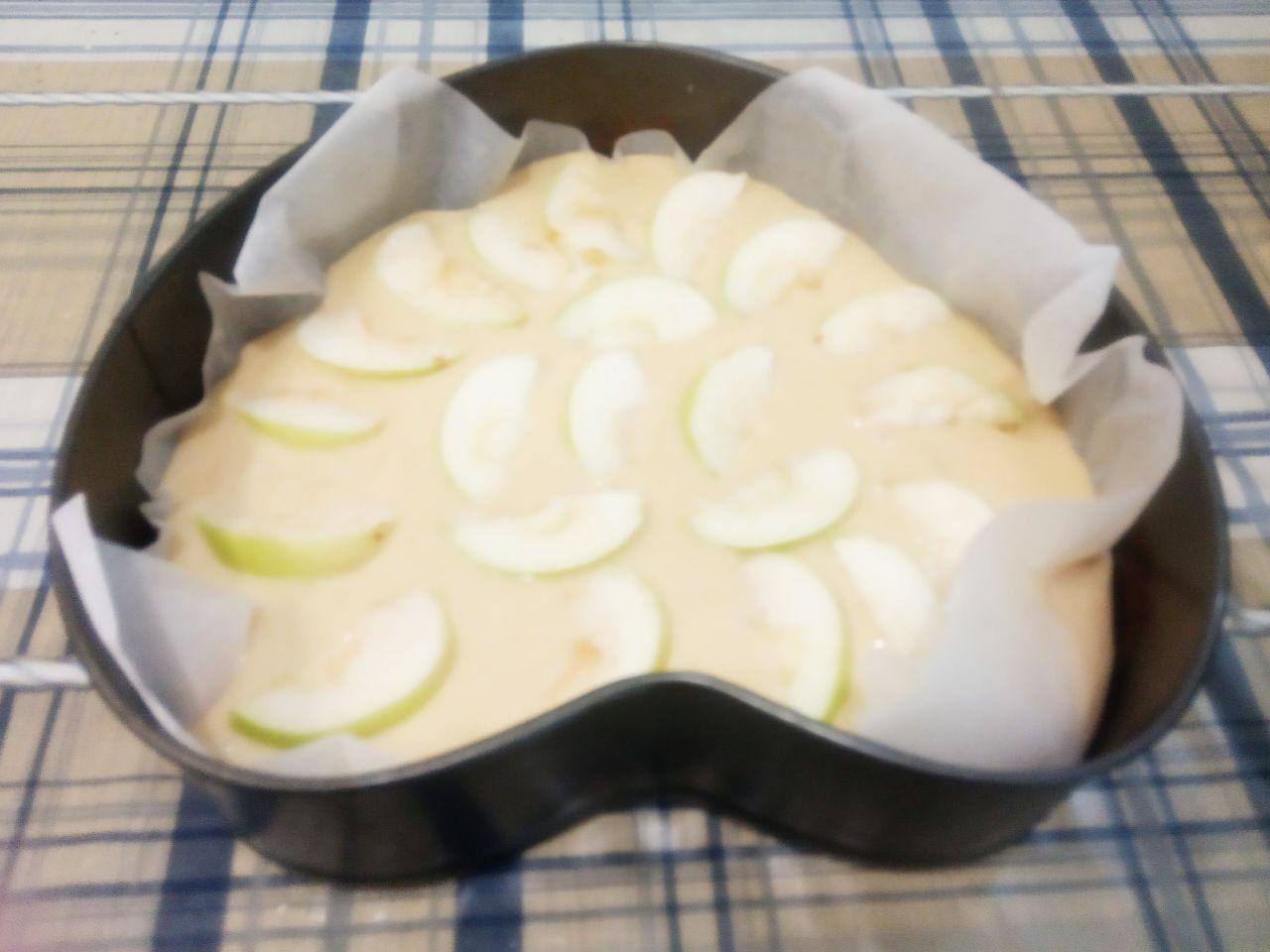Пирог с яблоками на сметане, вкусно и быстро: Тесто выкладываем на яблоки, разравниваем и сверху выкладываем оставшиеся ломтики яблоки.