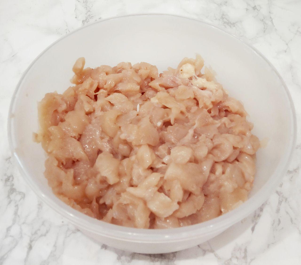 Сочные оладьи из куриного филе: Куриное филе промываем, просушиваем и мелко измельчаем.