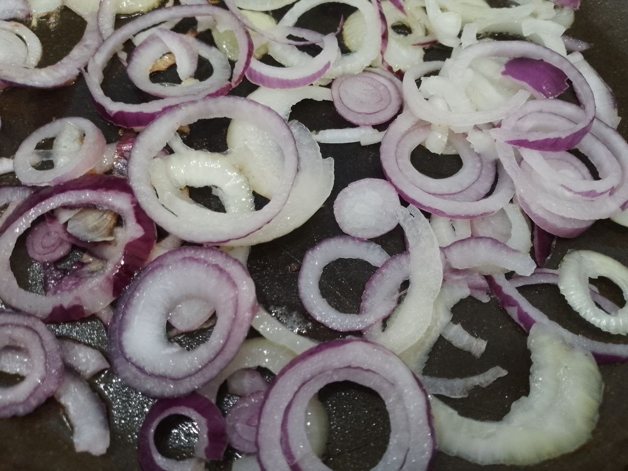 Баклажаны по-кубански, вкусные и аппетитные: Лук очищаем, промываем, нарезаем кольцами и обжариваем на растительном масле до светло-золотистого цвета.