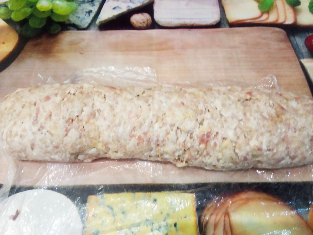 Мясной рулет с начинкой из грибов и жареного лука: С помощью пленки сворачиваем рулетом.