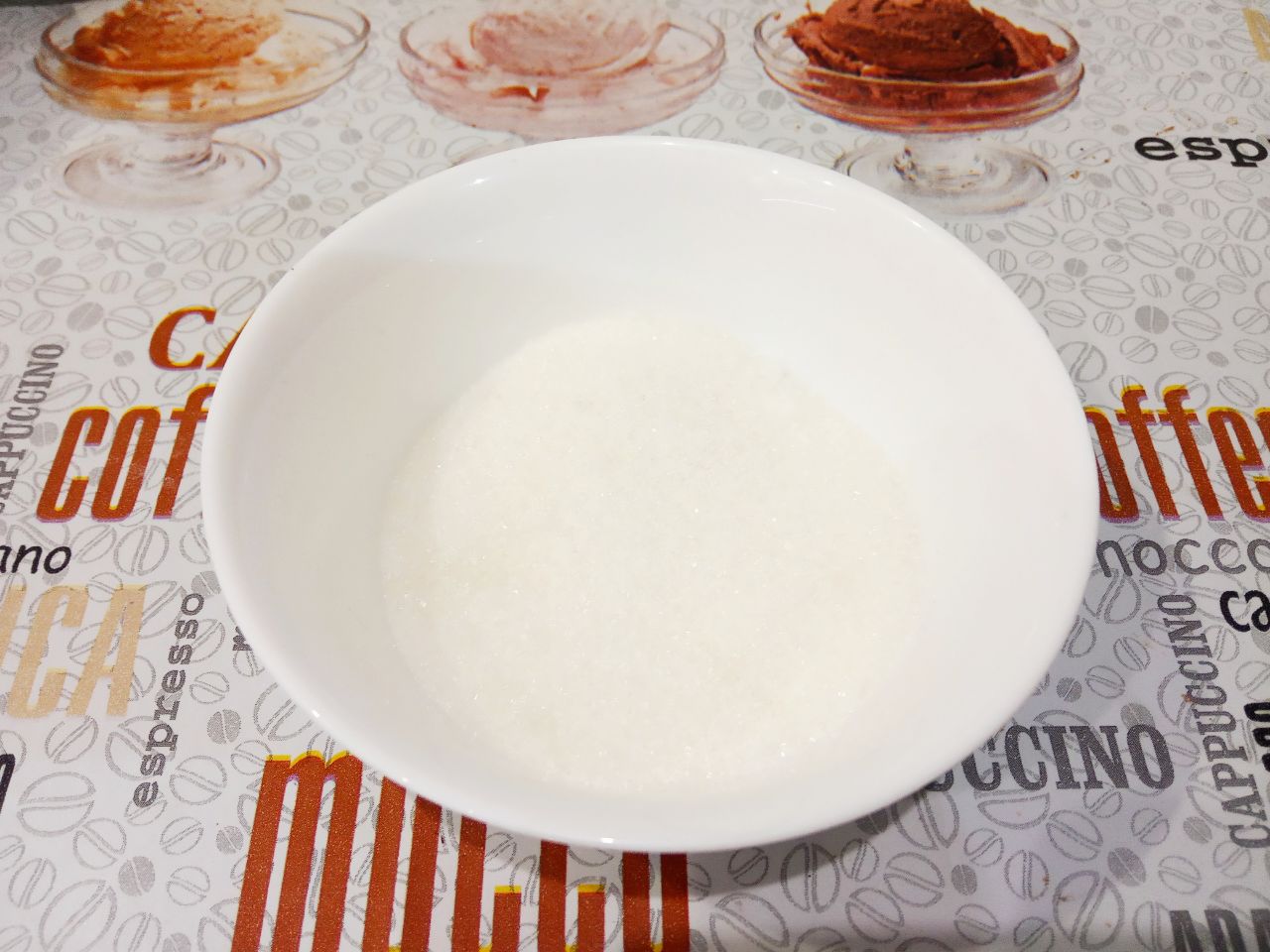 Молочный десерт с шоколадом, вкусный и аппетитный: В желтки добавляем сахар и ванильный сахар, растираем.