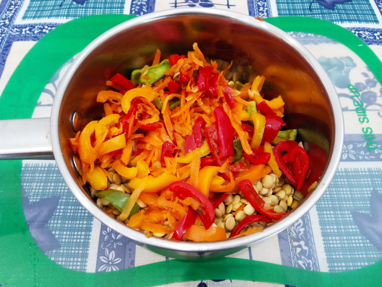 Чечевица тушеная с овощами, полезно и вкусно: Обжаренные овощи и филе складываем в сотейник, кладем лавровый лист.