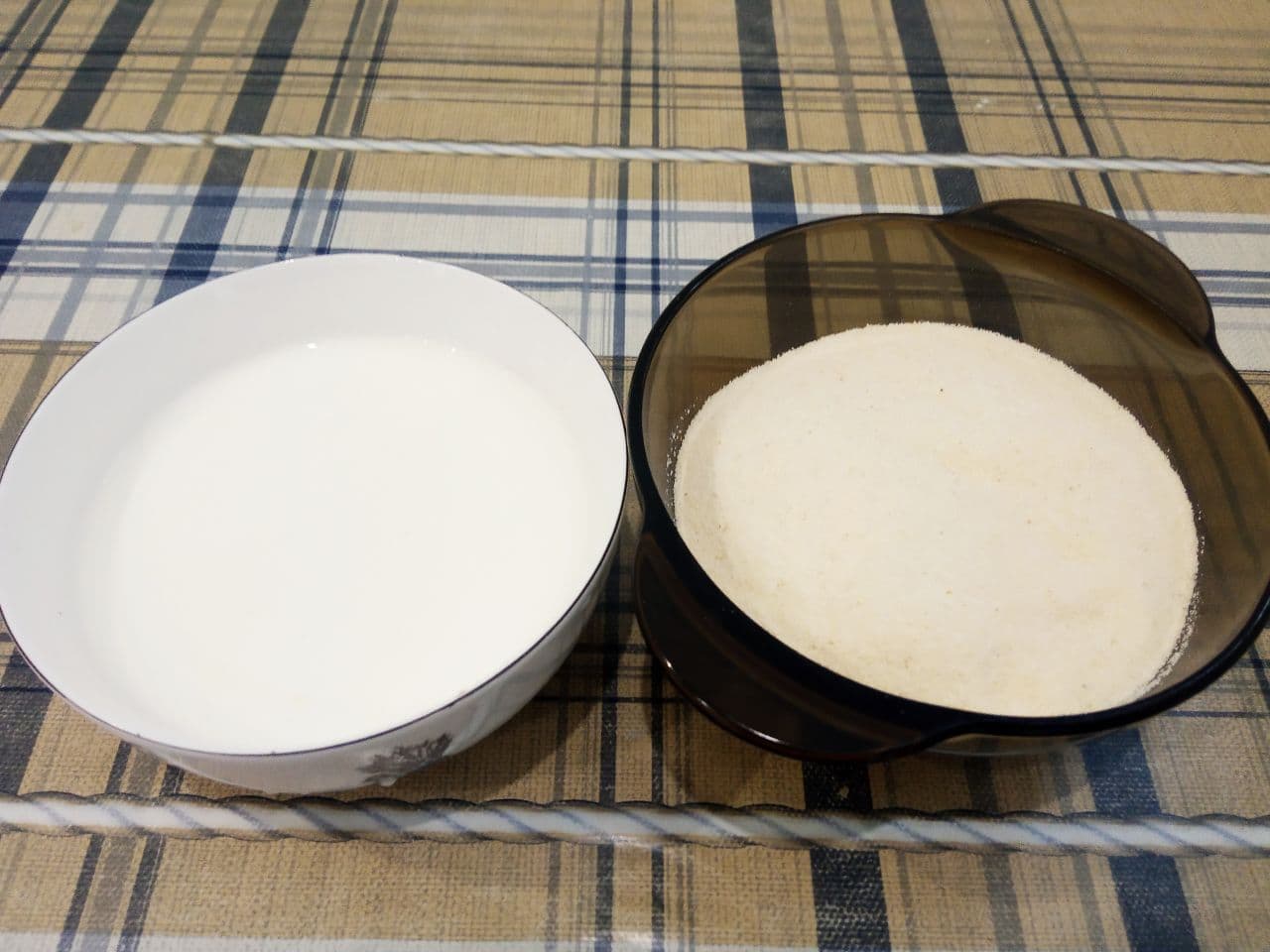 Манный пирог на молоке, просто и вкусно: Манную крупу соединяем с молоком, перемешиваем и оставляем на 20 минут для набухания.