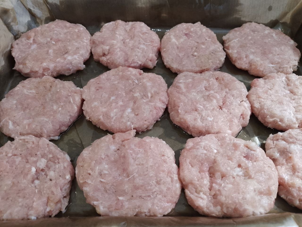 Мясные котлеты с начинкой, запеченные в духовке: Формируем котлеты и укладываем на противень.