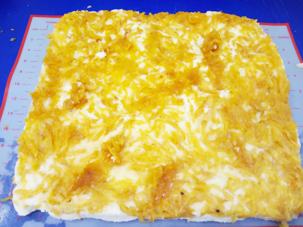 Бисквитный рулет с начинкой из персиков, вкусно и аппетитно: Снимаем осторожно пергамент так, чтобы начинка осталась на бисквите.