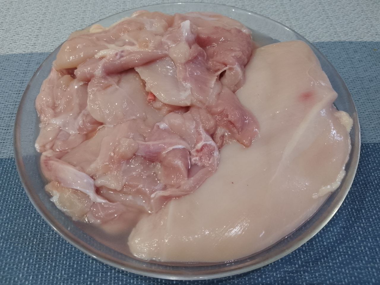 Макаронная запеканка с курицей, сыром и помидорами: Куриное мясо промываем, просушиваем и измельчаем.
