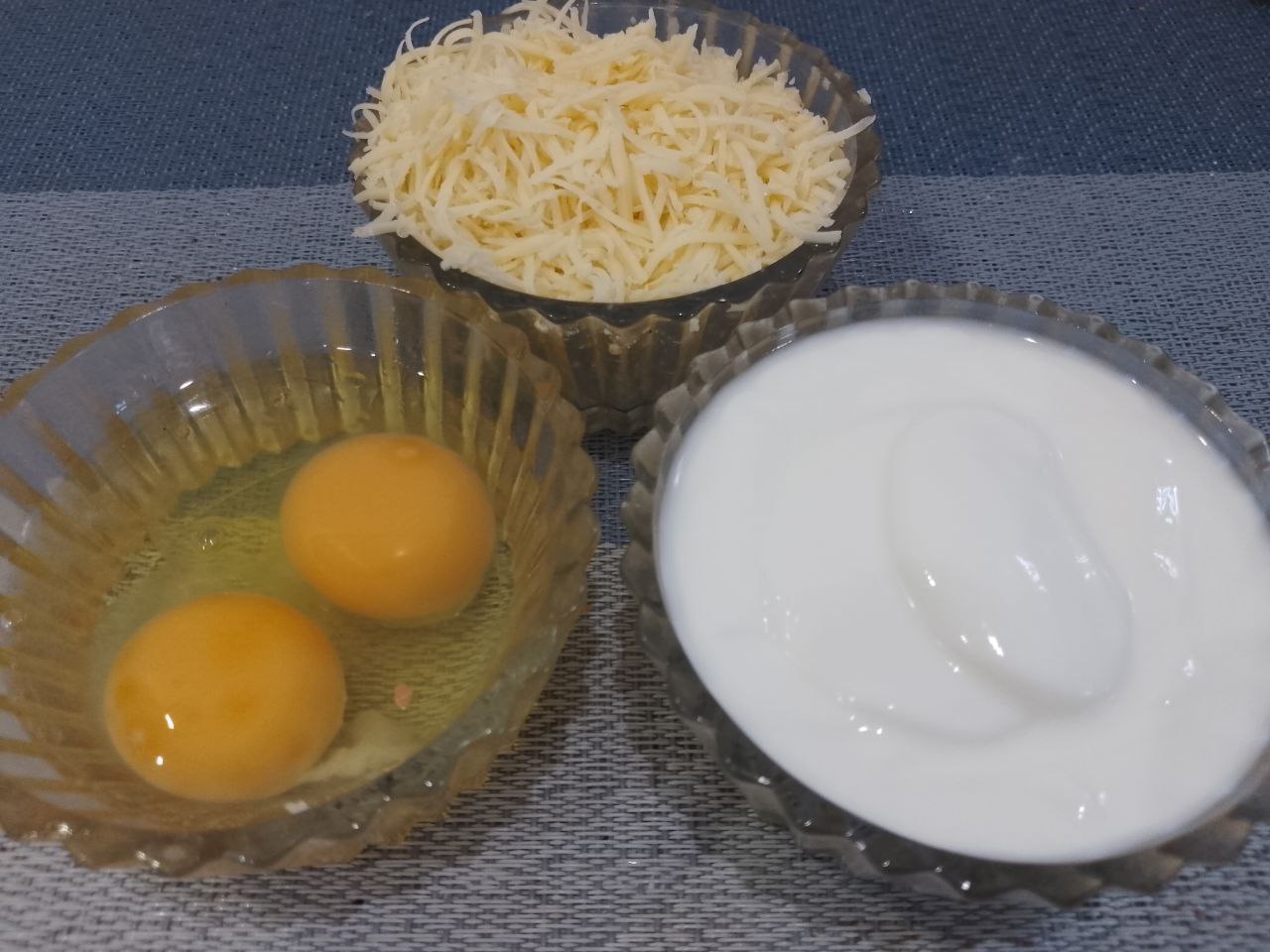 Картофельная запеканка с куриным филе, в духовке: Приготовим соус для заливания запеканки. Твердый сыр натираем на средней терке.