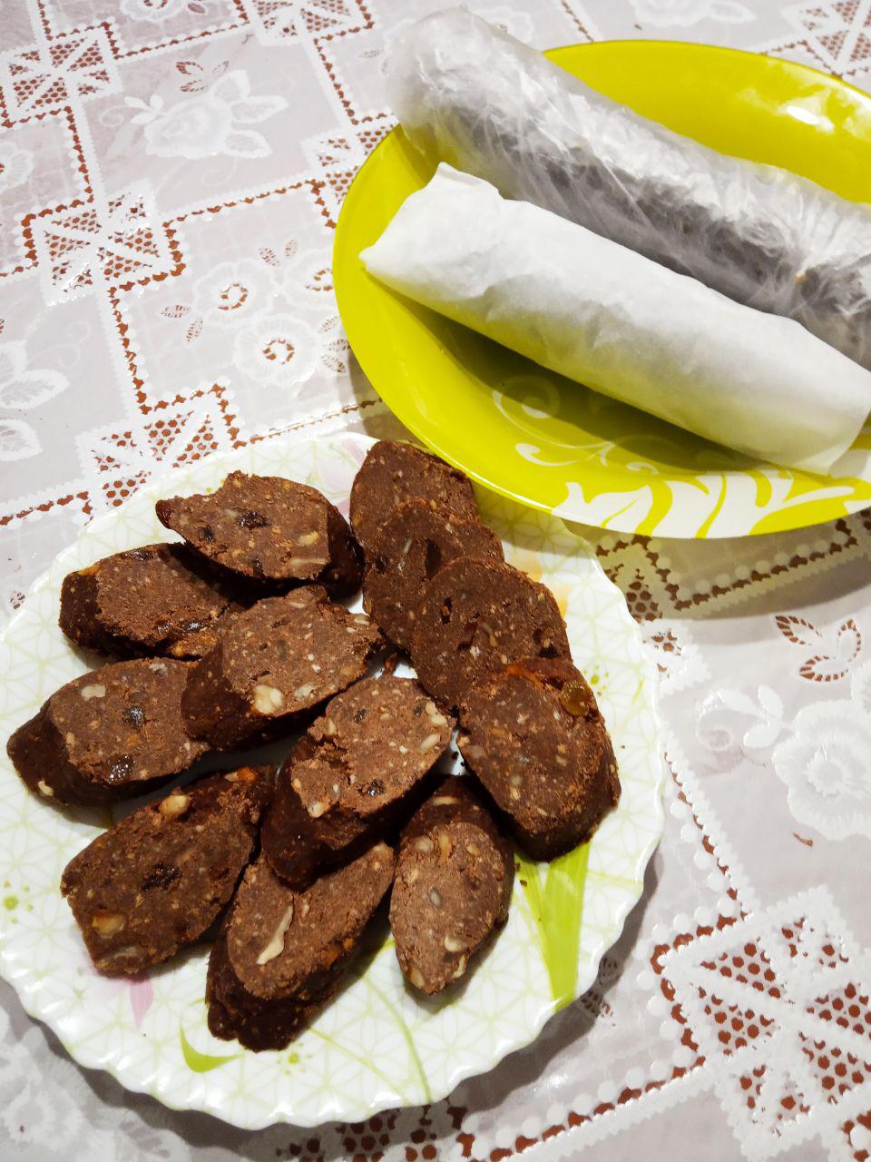 Сладкая колбаска с орехами и изюмом: Формуем колбаску, заворачиваем в пищевую пленку или пергамент.
