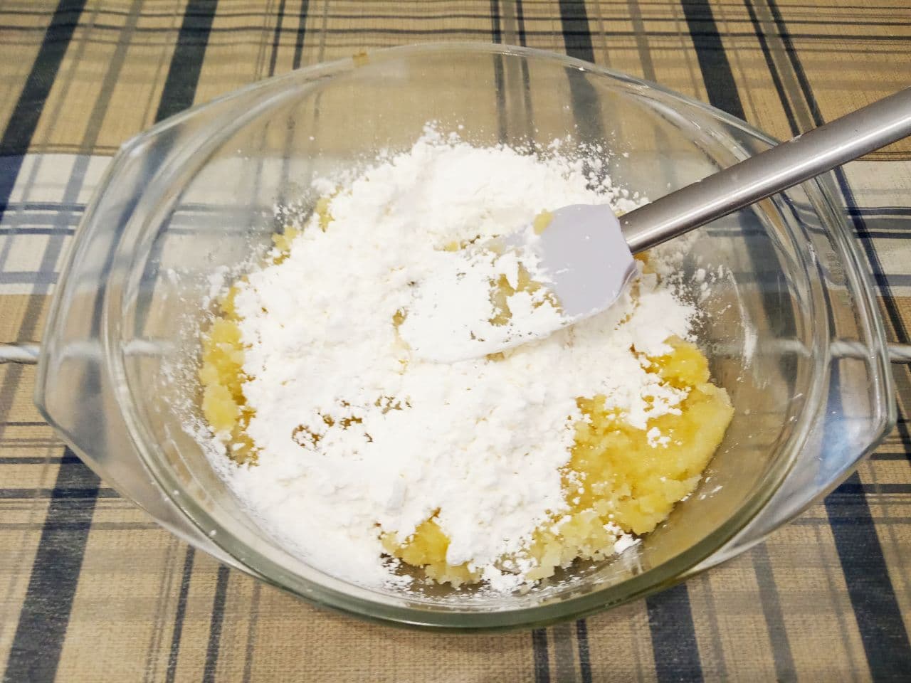 Рассыпчатое песочное домашнее печенье с крахмалом, вкусно и просто: В растертую смесь добавляем крахмал и размешиваем.