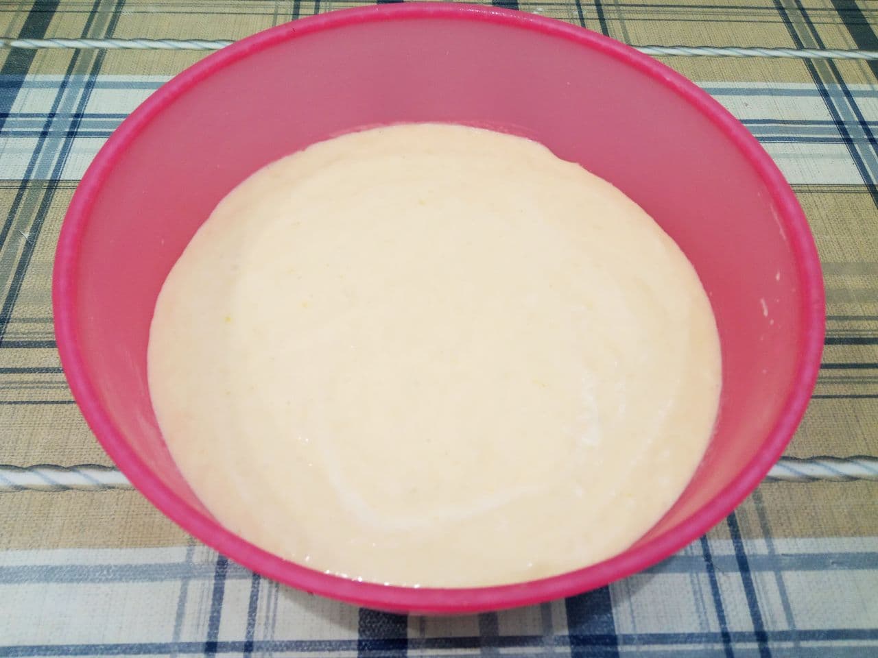 Манный пирог на молоке, просто и вкусно: Когда тесто станет однородным, добавляем оставшуюся белковую массу и размешиваем.