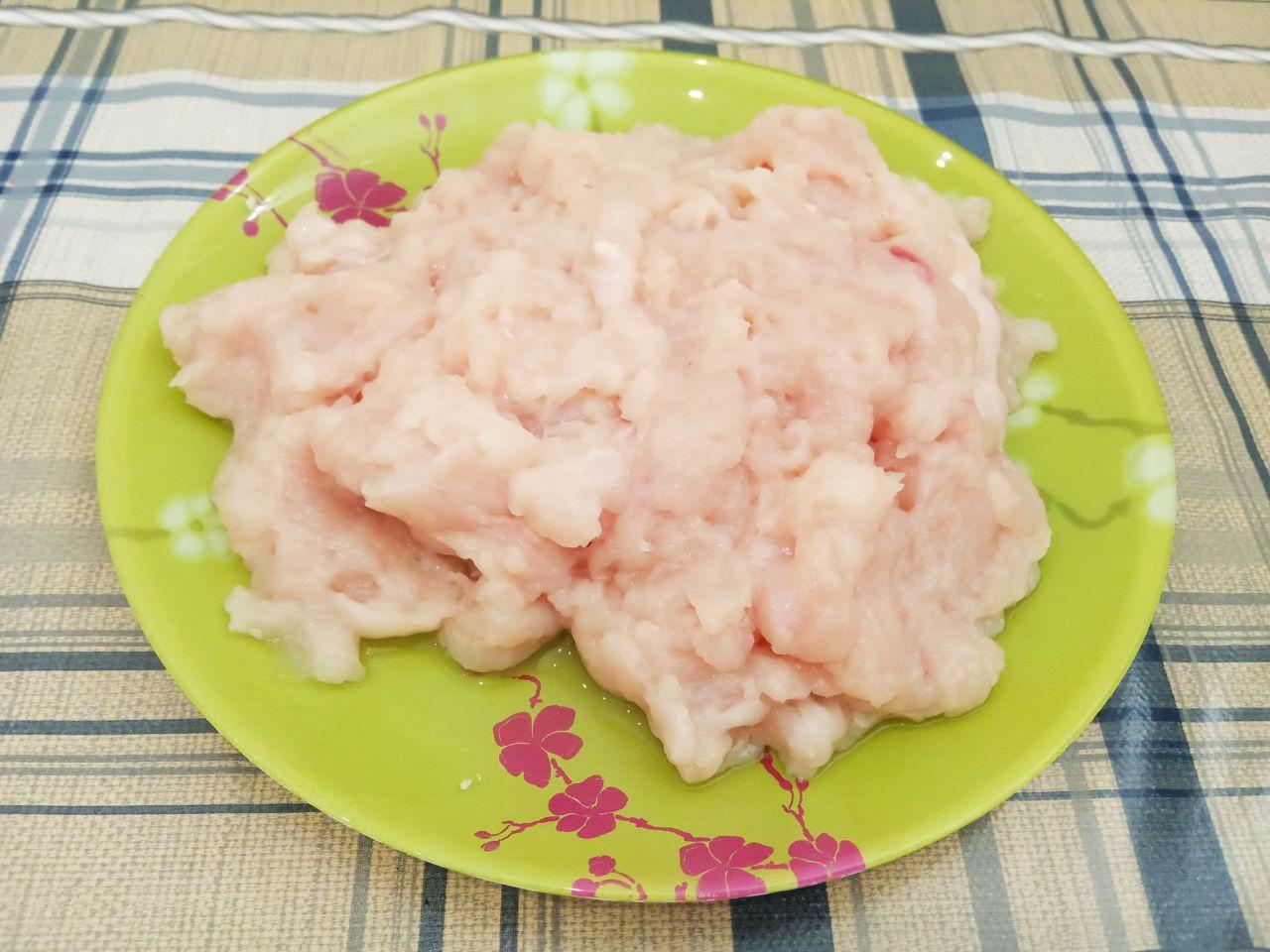 Сочные кабачковые гнезда с мясной начинкой и сыром: Кусочки отбиваем кулинарным молотком и разрезаем на маленькие кусочки. Солим и перчим по вкусу.