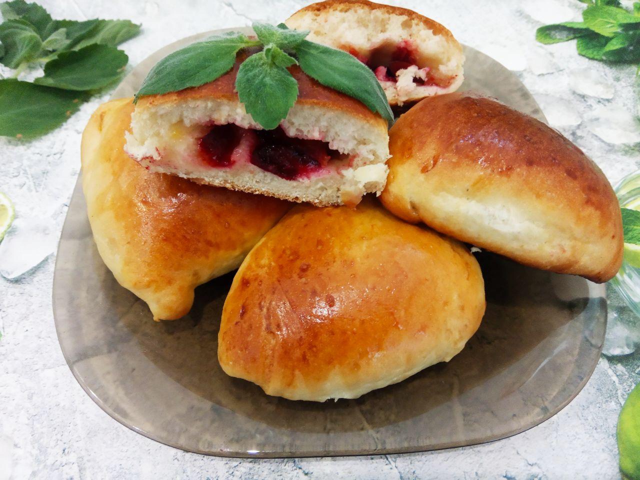 Пирожки со сливой из дрожжевого теста 