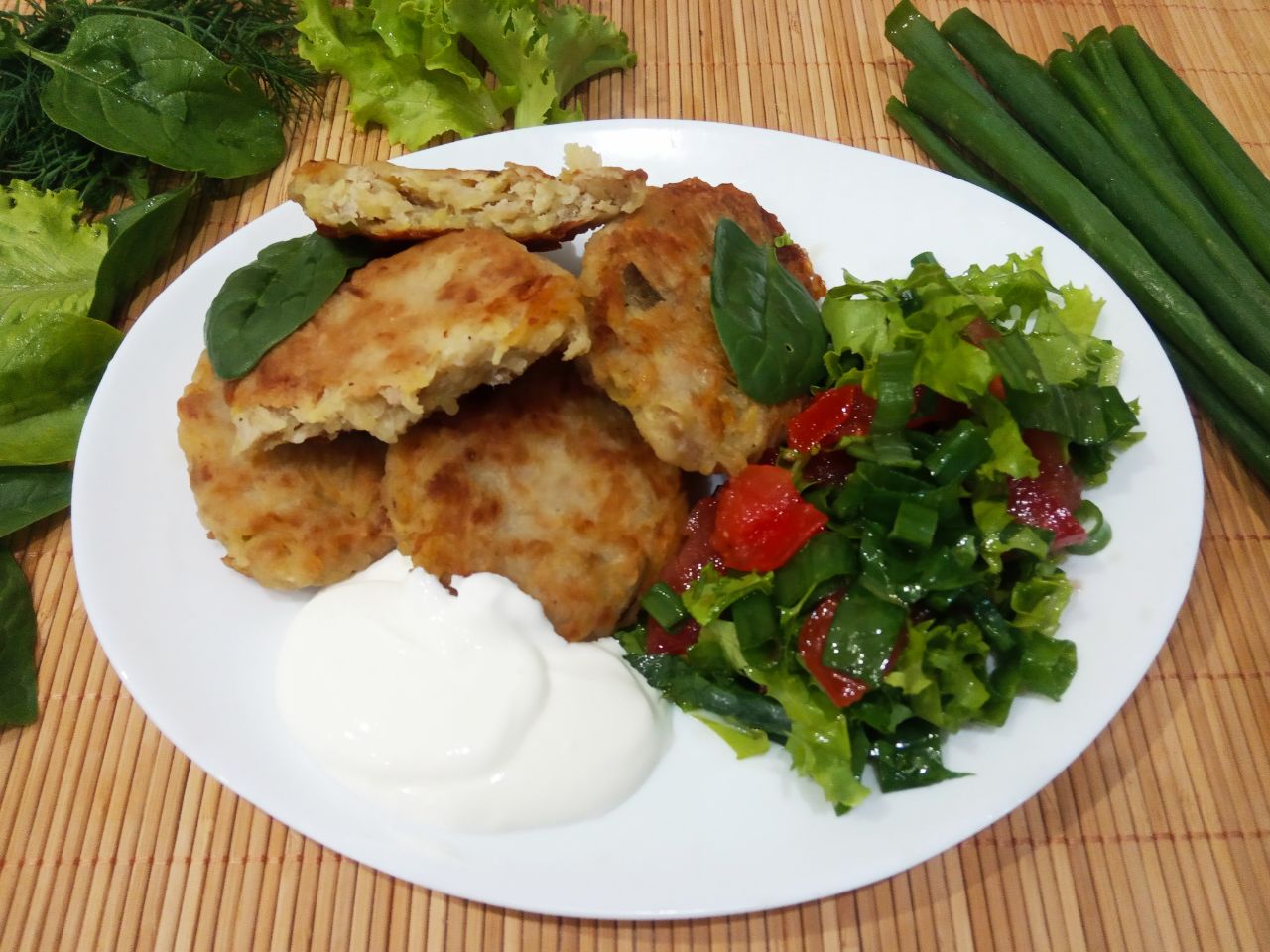 Котлеты из тертого картофеля, фарша и зеленого лука, вкусно и сытно