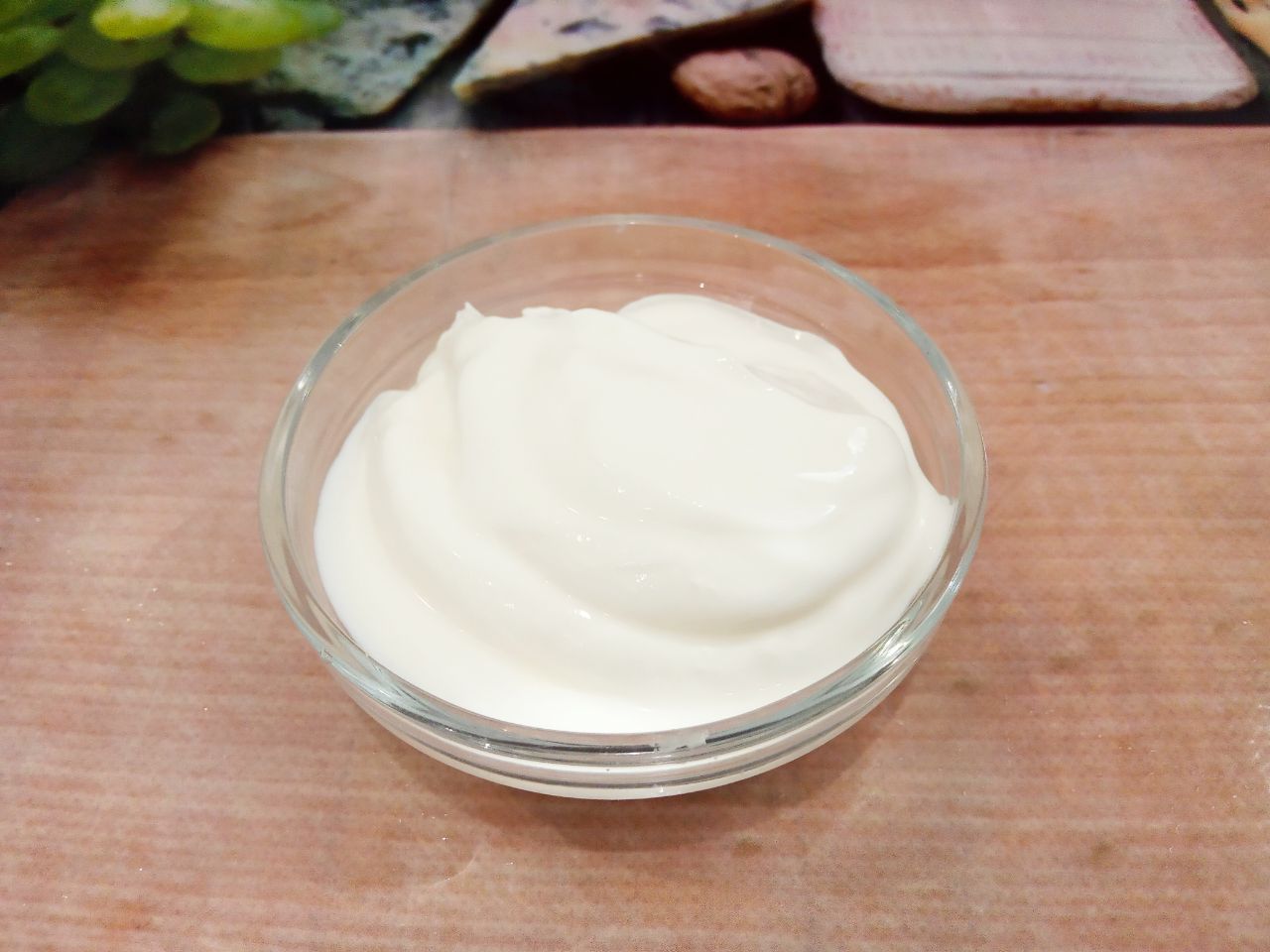 Баклажаны тушеные в сметане, просто и вкусно: К обжаренным баклажанам добавляем сметану, соль и перец по вкусу, перемешиваем.