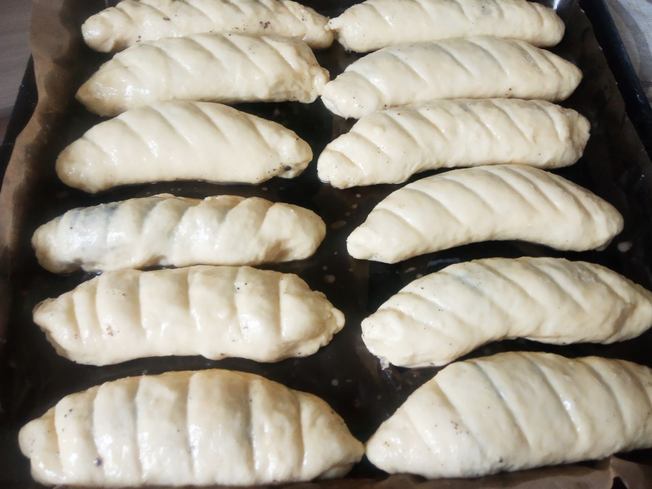 Булочки с начинкой из яблок и мака: На булочках делаем небольшие надрезы.