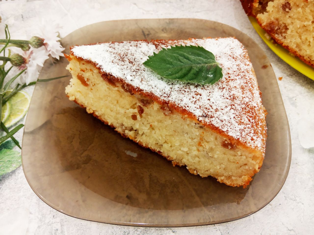 Пирог из манной крупы, изюма и муки, простой и вкусный
