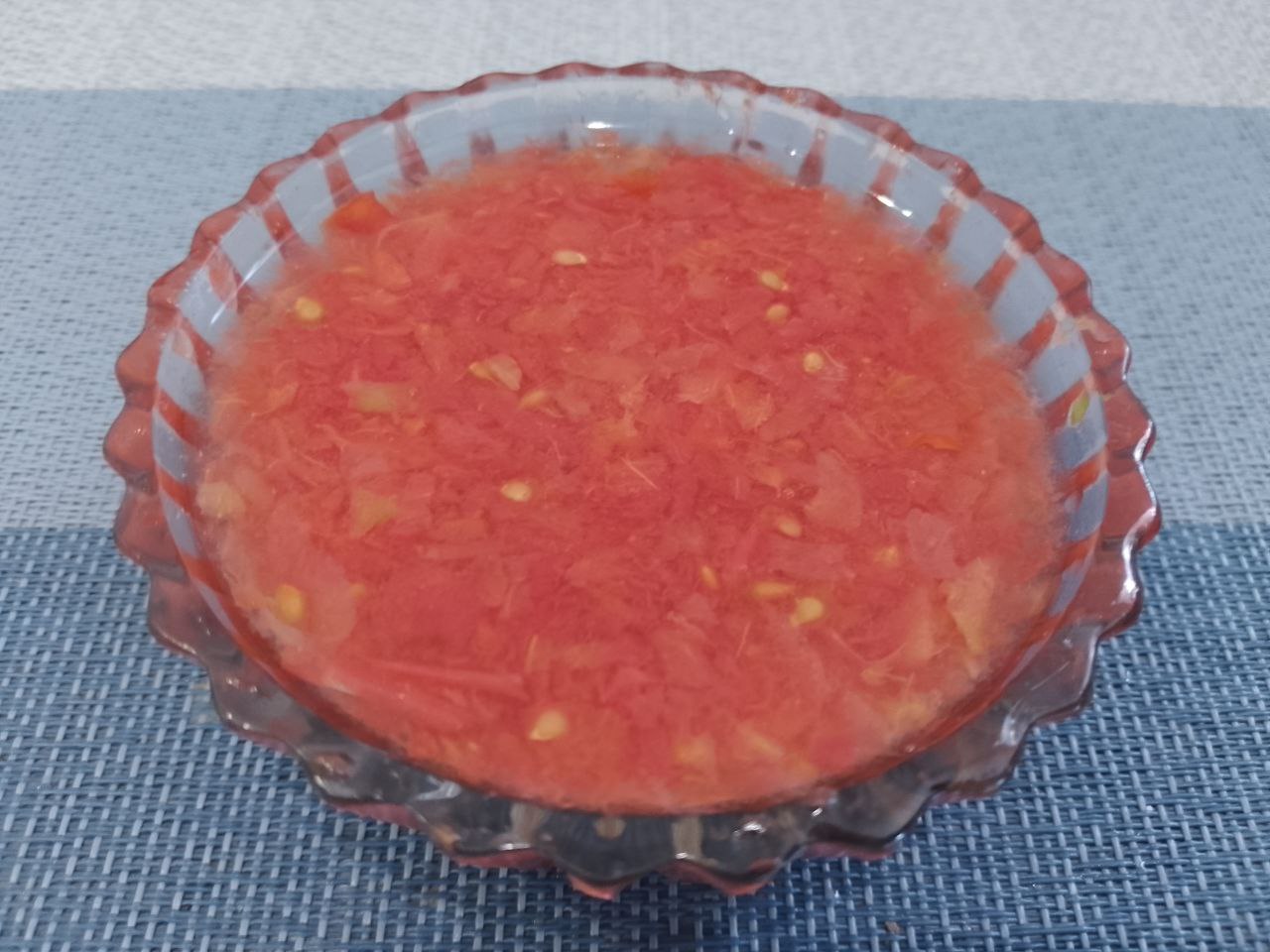 Острые чесночные стрелки с зеленым горошком и овощами, на сковороде: Помидоры промываем водой, очищаем кожицу и натираем на терке. Для лучшего очищения кожицы, окунаем помидоры в