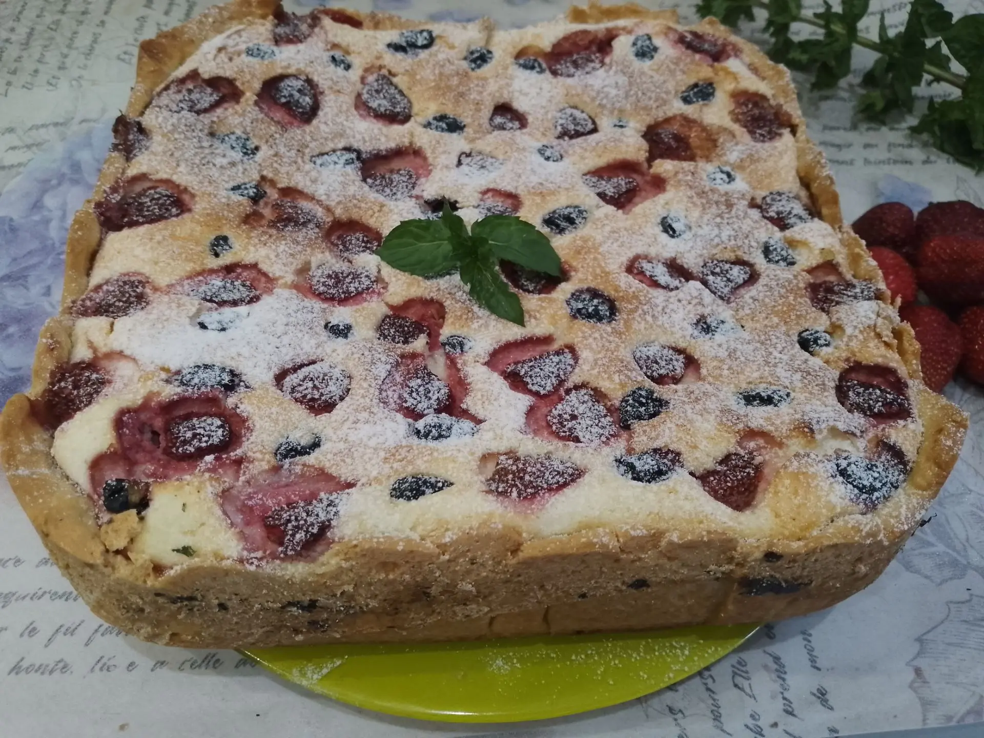 Песочный пирог с начинкой из творога, взбитых белков и ягод клубники