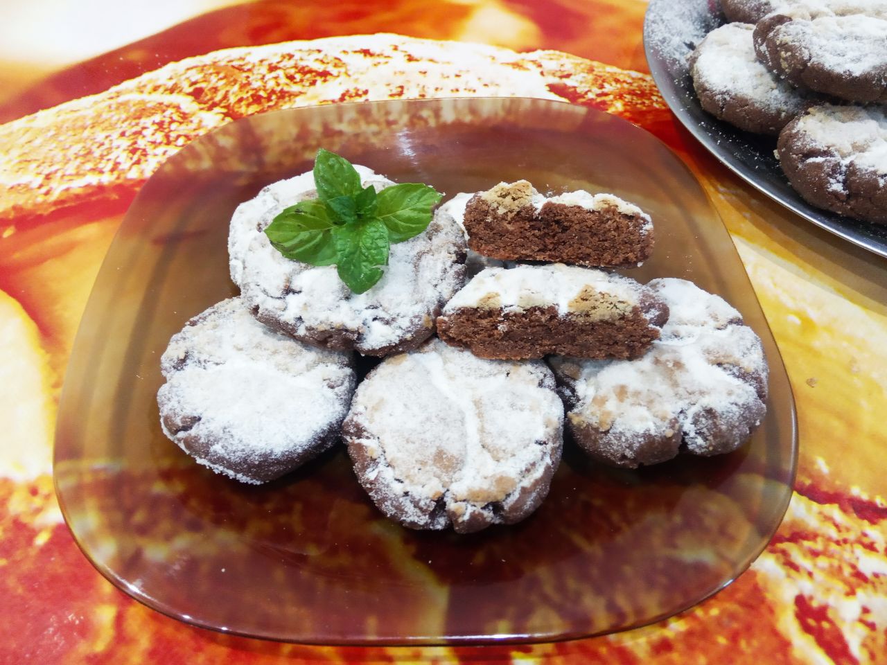 Шоколадное печенье с начинкой из халвы