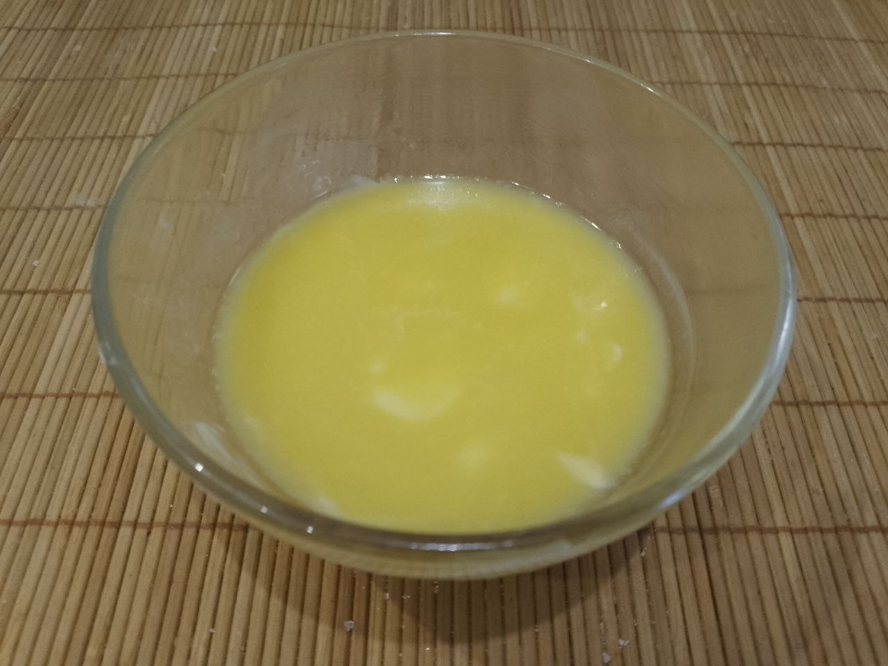 Булочки из слоеного дрожжевого теста с корицей и изюмом: Сливочное масло растапливаем в микроволновке или на водяной бане и выливаем к яйцам, добавляем оставшееся