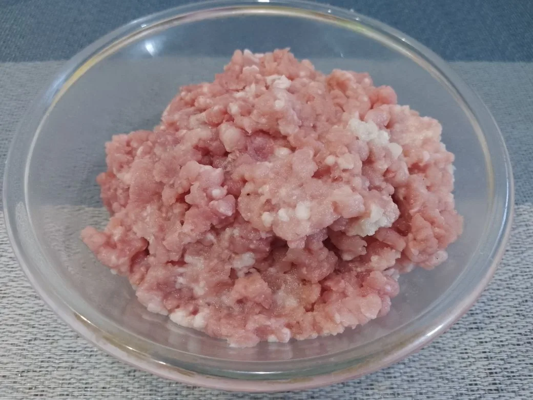 Котлеты из картофельного пюре и фарша, в яичном кляре: Мясо свинины промываем водой, просушиваем и перекручиваем на мясорубке.