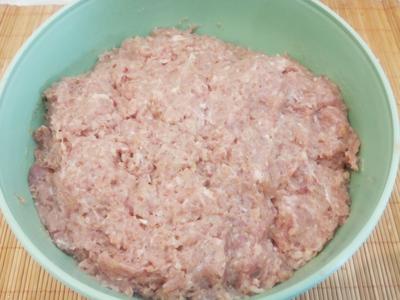 Домашние мясные котлеты, с начинкой из сыра, вкусные и аппетитные: В миску кладем фарш, лук, батон размоченный в молоке, чеснок,солим и перчим по вкусу. Котлетную массу