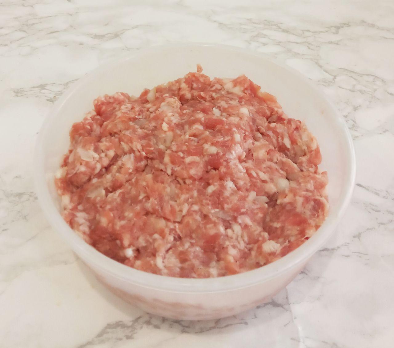 Колбаски мясные жареные: Мясо промываем, разрезаем на небольшие кусочки и пропускаем через мясорубку.