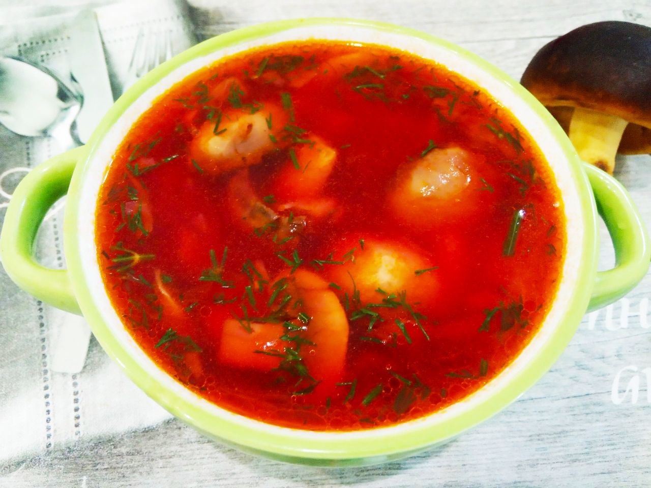 Красный борщ с грибами, вкусный и сытный