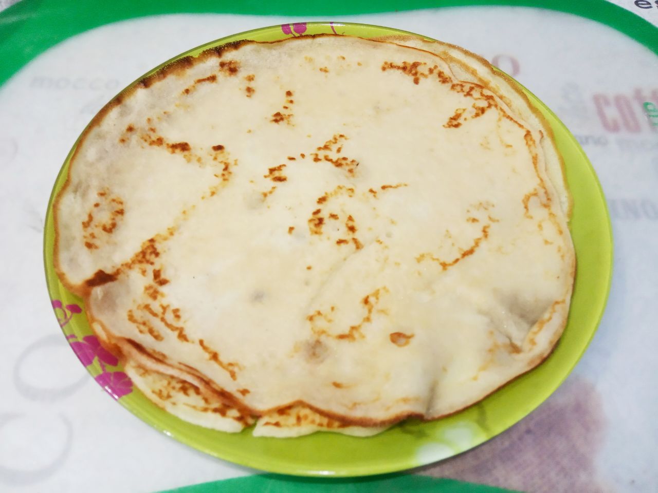 Блинчики с мясной начинкой из фарша и лука, вкусно и сытно: На край блина кладем мясную начинку и заворачиваем.