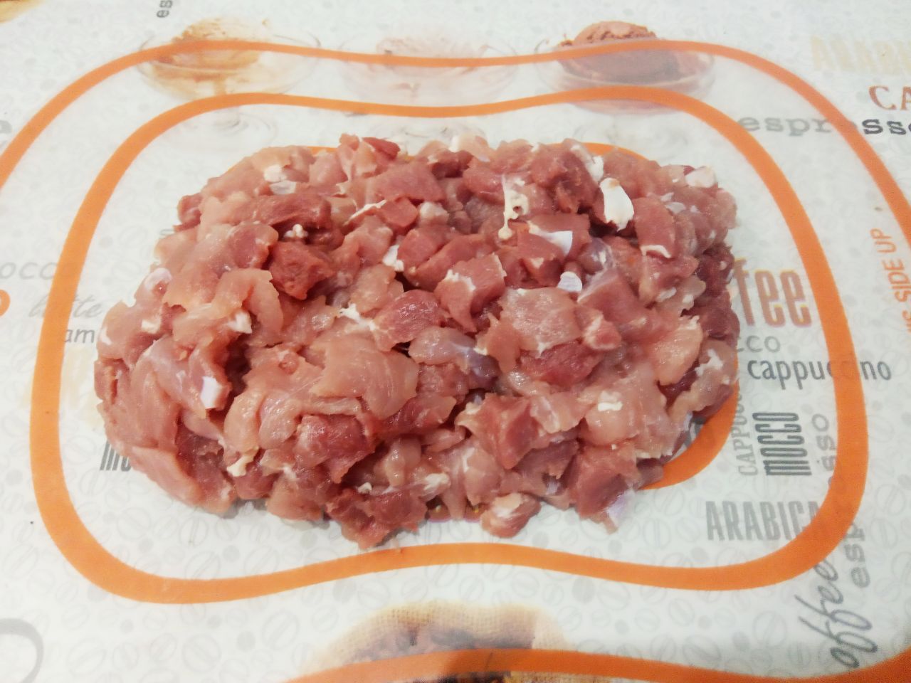 Рулет из свинины со специями, запеченный в духовке: Мясо нежирной свинины промываем, просушиваем и разрезаем на маленькие кубики.