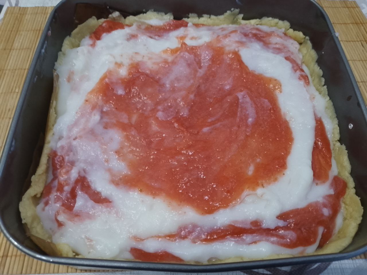Пирог песочный с заварным кремом  и клубничным кремом: Затем выкладываем заварной крем и ягодный, разравниваем.
