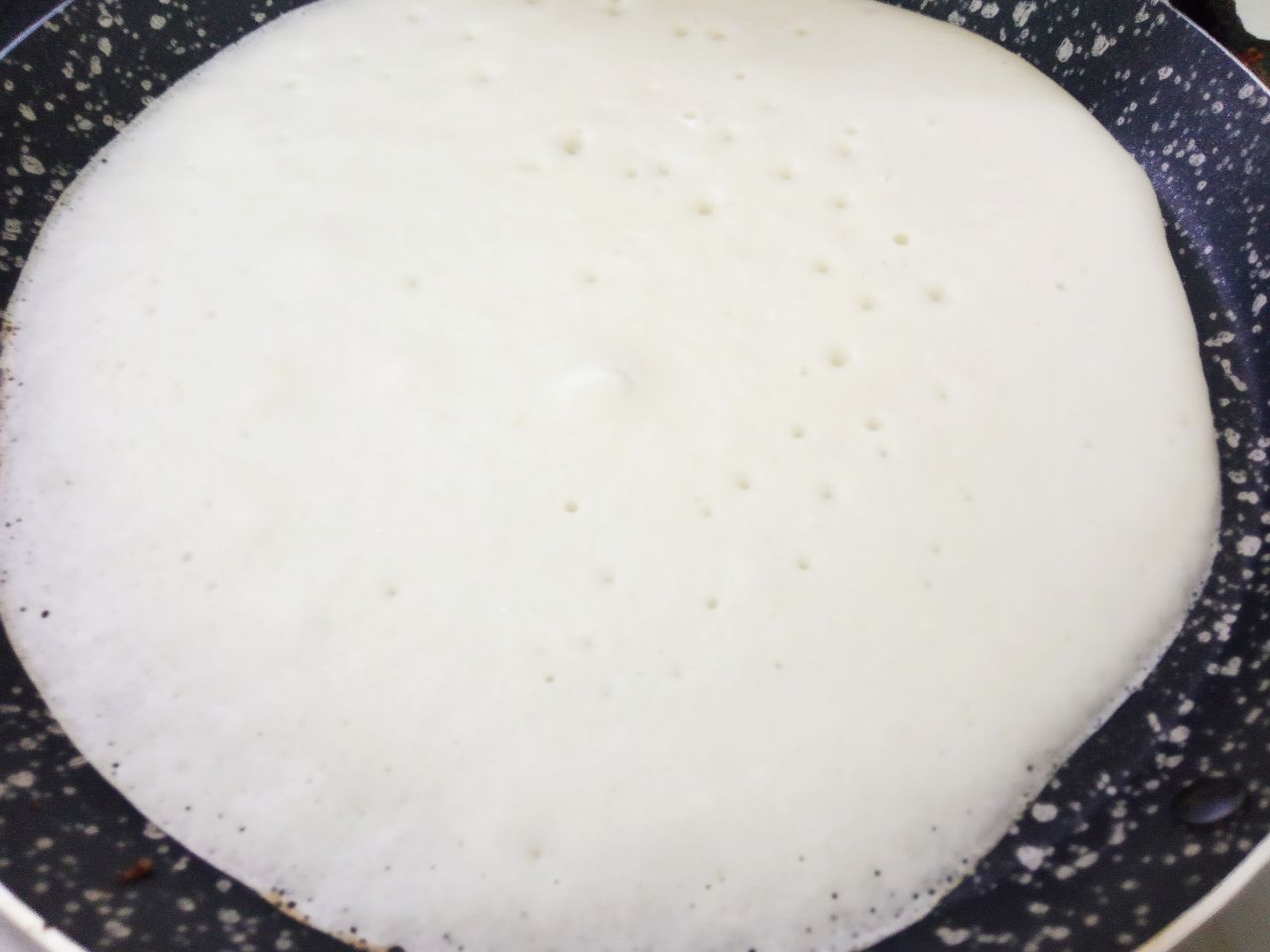 Блинчики с мясной начинкой из фарша и лука, вкусно и сытно: Сковороду разогреваем, смазываем растительным маслом, наливаем тонкий слой теста и выпекаем блин с двух