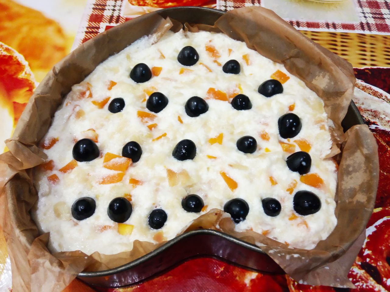 Запеченная тыква с яблоками, виноградом и яйцами, в духовке: Сверху выкладываем виноград по своему вкусу.