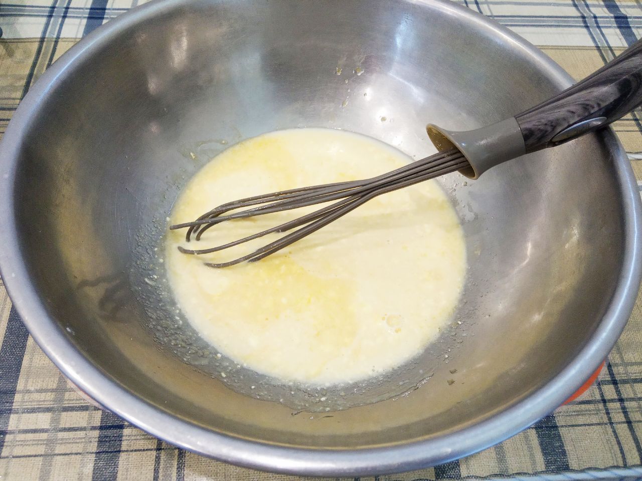 Воздушные и нежные булочки с заварным кремом и изюмом: Добавляем разведенные дрожжи и размешиваем.