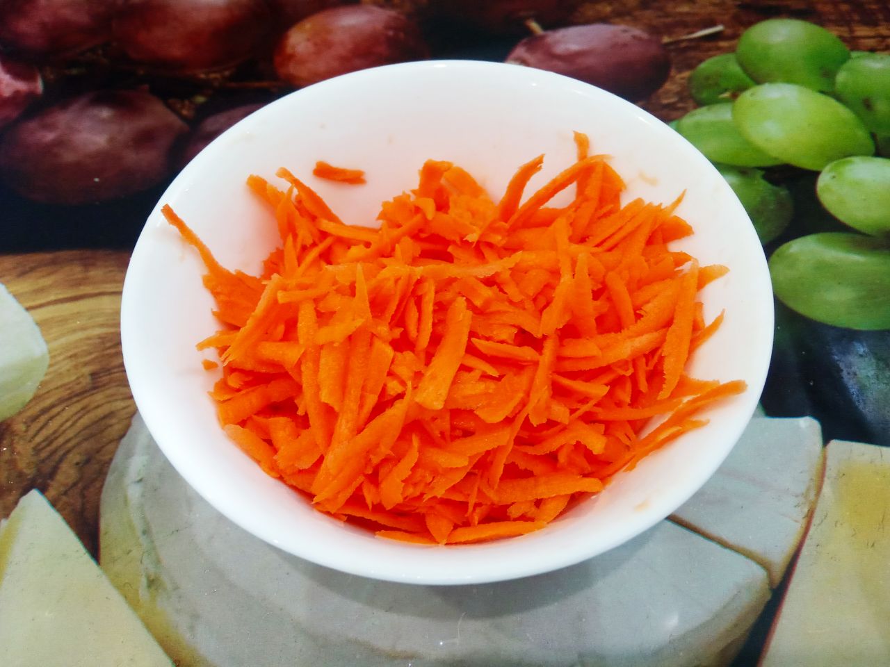 Овощные котлеты с овсяной крупой, вкусные и сытные: Морковь очищаем и натираем на терке.