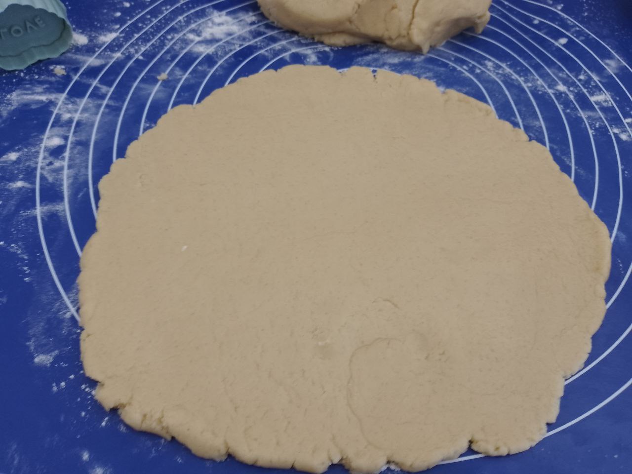 Домашнее печенье с кокосовой стружкой, песочное и рассыпчатое: Тесто раскатываем тонким листом.